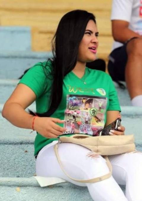Ella es Saudy Ramos, la novia del portero beliceño del Juticalpa FC, Woodrow West. Estuvo en las gradas del estadio Juan Ramón Brevé Vargas apoyando a su pareja contra la UPN.