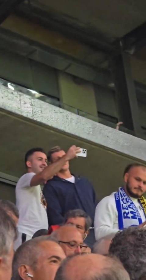 También tuvo el gesto con algunos aficionados y aprovechó a tomarse fotografías.