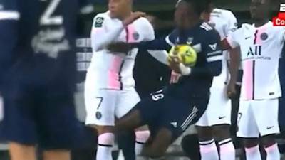 Video: El encontronazo entre Alberth Elis y Kylan Mbappé
