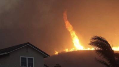 Un impactante tornado de fuego se forma en California. Imagen: redes sociales.