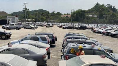 Vehículos en subasta | Fotografía de archivo