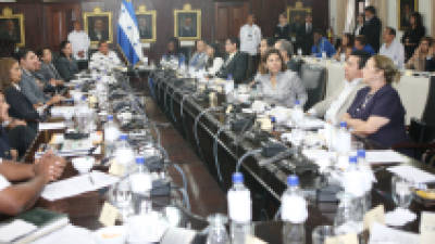 El ministro Salvador Pineda les expuso al presidente Lobo Sosa y sus colegas los beneficios de la compra vía fideicomiso.