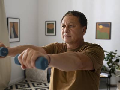 Los temblores o agitación rítmica suelen comenzar en la mano o en los dedos y se llaman temblor de rodamiento de píldora.