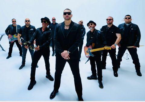 Rafael Amaya junto a la agrupación Almalafa.