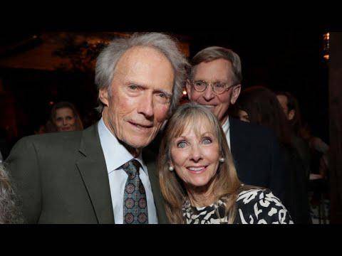 <b>Laurie Murray, de 69 años, es la hija mayor de Clint Eastwood</b>. El actor no sabía de su existencia, pero pudo reencontrarse con su primogénita a pesar que había sido dada en adopción. Laurie apareció en la premier de la película “The Mule”, saliendo a la luz que el actor tenía, en realidad, ocho hijos y no siete como se pensaba hasta 2020. Según Daily Mail, Murray fue profesora de primaria.