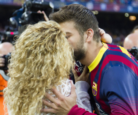 Shakira y Milan alentan a Piqué en el Camp Nou