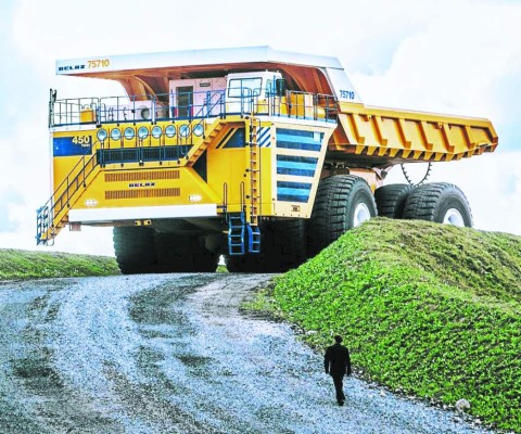 BelAZ 75710 el camión de ocho &nbsp;metros de altura
