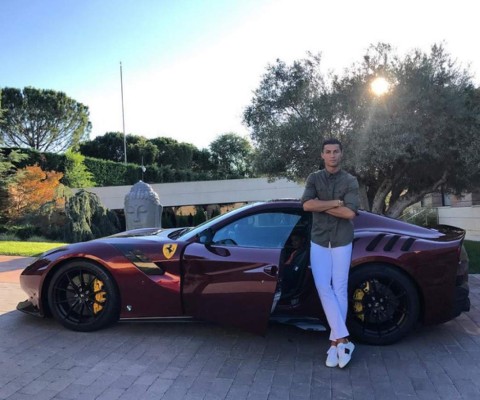 Cristiano Ronaldo exhibe su nuevo Ferrari F12 TDF
