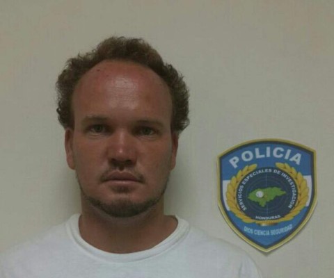 Detienen a pasajero con más de 10,000 dólares en el aeropuerto ceibeño