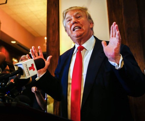 Trump encabeza sondeo para las primarias por primera vez