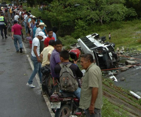 Mueren ayudante y pasajera al caer bus en río en Atlántida  