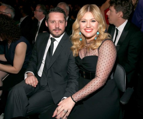 El esposo de Kelly Clarkson huye de ella