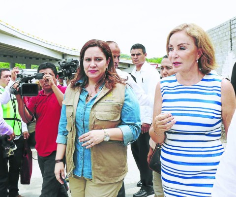 Primera dama de Honduras visita albergues de niños en México