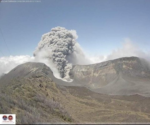 Volcán Turrialba hace erupción en Costa Rica