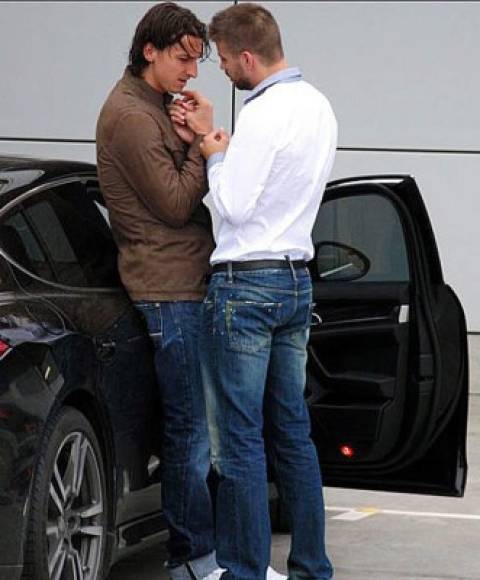 Zlatan Ibrahimovic y Gerard Piqué fueron el centro de la polémica por esta imagen de ambos bien cariñosos. Más adelante aclararon que no se trataba de lo que todos pensaban.