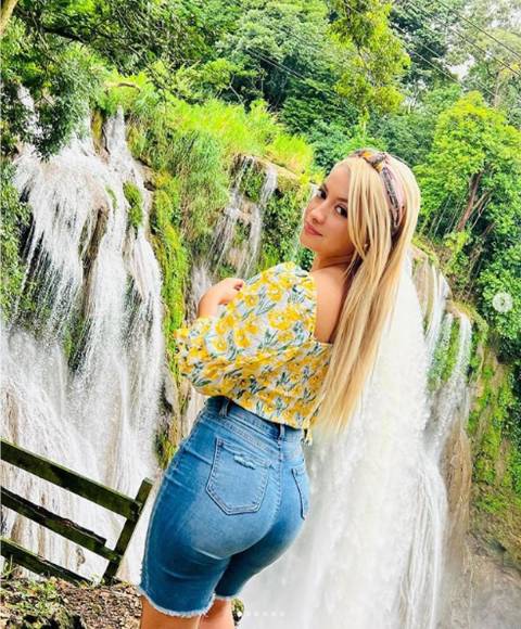 Nixy Oviedo estuvo de vacaciones en Honduras tiempo atrás y visitó las Cataratas de Pulhapanzak.
