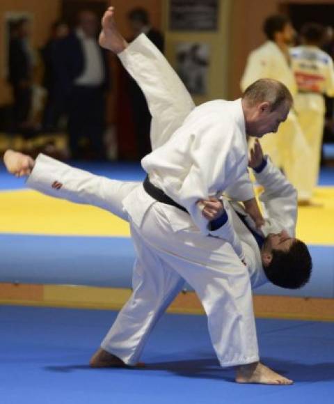 El mandatario ruso también es un peleador de yudo con cinta negra de seis niveles, también tiene un segundo cinturón negro en karate kyokushin kaika.