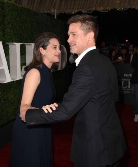 El actor se vio amable con Cotillard. Al trascender su divorcio con Angelina Jolie se les relacionó sentimentalmente pero solo fue un rumor.