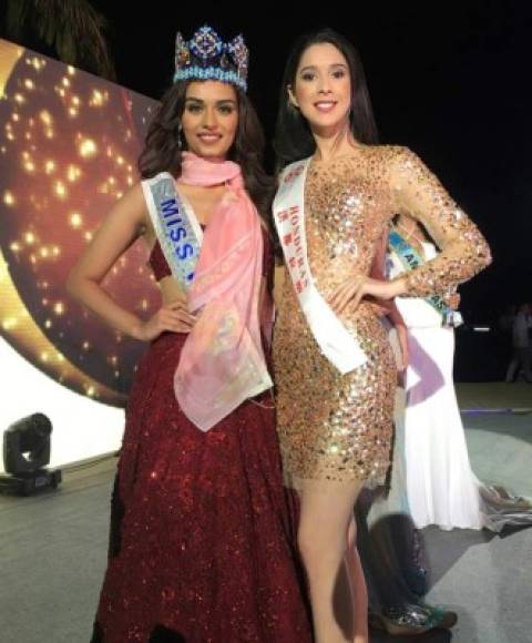 La joven patepluma, Celia Monterrosa, junto a Manushi Chhillar, Miss Mundo 2017.