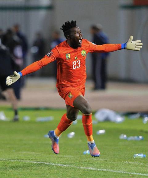 <b>Onana</b> fue titular en la Copa de África de Naciones (CAN) en enero y febrero, en la que Camerún terminó tercera. Con 26 años y 34 partidos como internacional, estuvo bajo los palos de los ‘Leones Indomables’ en el primer partido en Catar-2022, la derrota 1-0 ante Suiza.