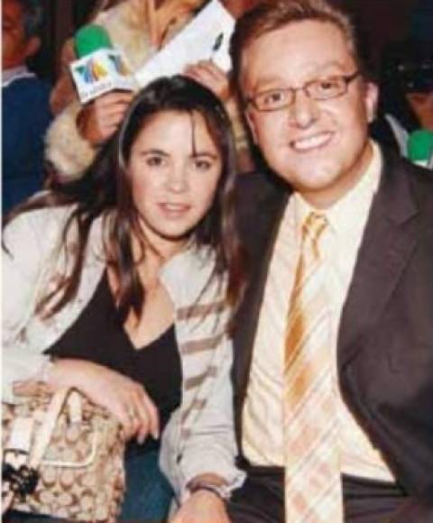 La orientación sexual del presentador mexicano siempre ha sido cuestionada, pese a que ha estado casado en dos ocasiones. Su primer esposa fue la periodista Mariana Zavala, con quien estuvo casado entre 2001 y 2005.