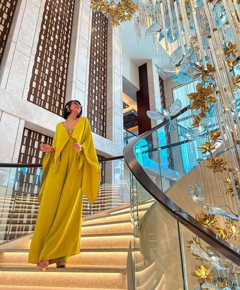 Lo complementó con unas sandalias color nude, una pulsera dorada, y unos lentes de sol, estilo shades cat-eye.