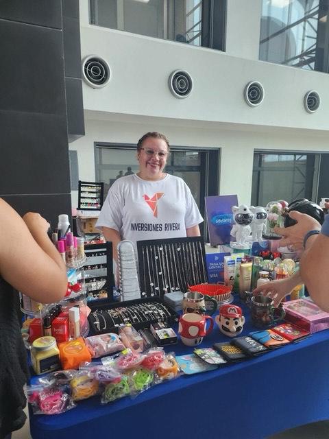 Una de las emprenderoras beneficiadas por Mujeres Adelante, promociona sus productos en una expoferia.