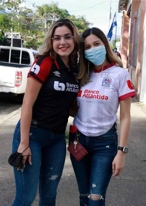 Dos lindas aficionadas del Olimpia llegando al estadio Morazán.