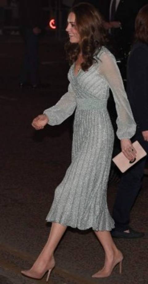 Kate Middleton lució un vestido de Missoni en color azul con detalles plateados, tacones Gianvito y un bolso de Mulberry.