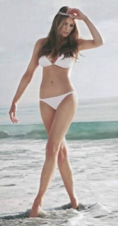 Melania, nacida en la comunista Eslovenia, emigró a los Estados Unidos en 1994, y su estatus migratorio antes de casarse con el magnate ha sido cuestionado por varios medios de comunicación ante la ofensiva migratoria de Trump.