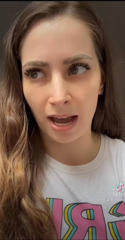 “¿Y luego se preguntan por qué los verdaderos especialistas subimos nuestros costos?”, exclamo Scarlet.