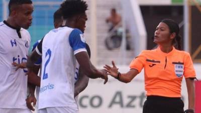 Comenzó como futbolista: La historia de Merlin Soto, la árbitra que debutó en la Liga Nacional de Honduras
