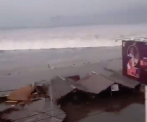 Video: Tsunami golpea Indonesia tras fuerte terremoto