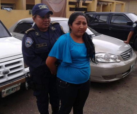 Por quemar las manos de su hijo capturan a madre hondureña