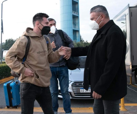 AME718. EZEIZA (ARGENTINA), 26/05/2021.- Fotografía cedida este miércoles por la Asociación del Fútbol Argentino (AFA), que muestra al futbolista Lionel Messi (i) mientras saluda al presidente de la AFA, Claudio Tapia, a su llegada a la concentración de la Selección Argentina de fútbol, hoy, en los predios de la AFA en Ezeiza (Argentina). Leo Messi llegó este miércoles a Argentina y se sumó a la 'burbuja sanitaria' en la que concentran los jugadores de la Albiceleste convocados por Lionel Scaloni para la doble fecha de eliminatorias sudamericanas para el Mundial de Catar de 2022. EFE/ AFA / SOLO USO EDITORIAL/ SOLO DISPONIBLE PARA ILUSTRAR LA NOTICIA QUE ACOMPAÑA (CRÉDITO OBLIGATORIO)