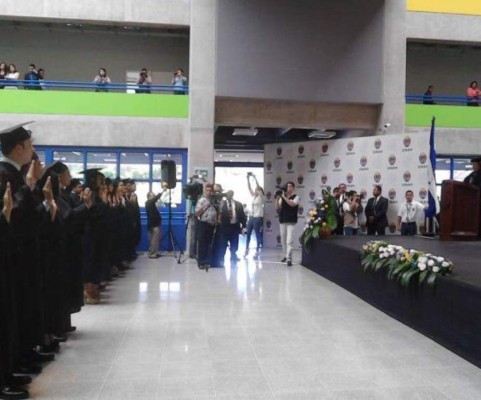 Unah gradúa a 274 nuevos profesionales de la medicina