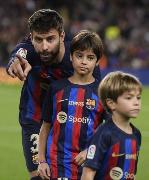 Gerard Piqué estuvo acompañado por sus hijos Milan y Sasha sobre el césped.