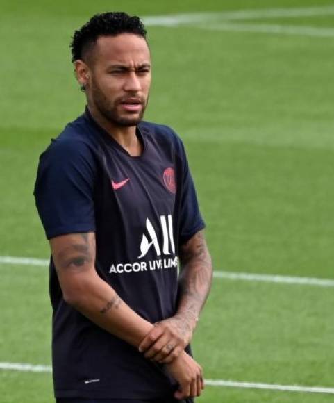 ¡Bombazo de Neymar! El brasileño no fue convocado para el partido del domingo contra el Nîmes y las negociaciones respecto a su salida del París Saint-Germain han avanzado pero todavía no hay ningún acuerdo, señaló el director deportivo del equipo, Leonardo de Araujo. 'Las conversaciones han avanzado. Ya veremos qué pasa. Todos necesitamos que el futuro se defina', dijo en un encuentro informal con periodistas. Ney se estaría marchando al Real Madrid.