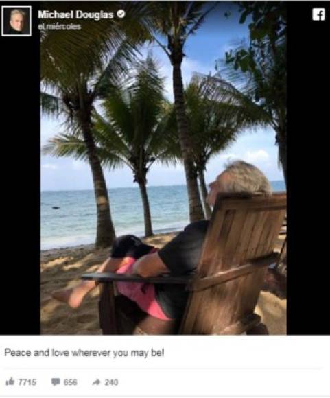 En las imágenes se puede a Michael Douglas muy relajado disfruntando de la frescura de la playa.