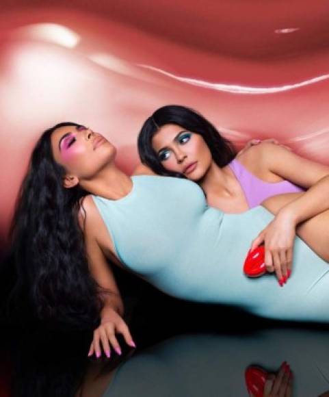 Sobre su nueva colaboración con su hermanita multimillonaria Kim dijo: <br/>'Ella (Kylie) ha estado usando mis perfumes desde siempre, así que esta colaboración es muy especial porque sé cuánto le encanta el proceso', compartió la Kardashian en la publicación en Instagram.