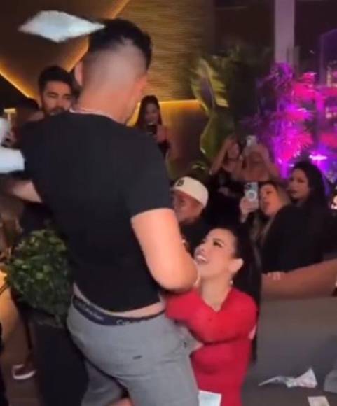 El futbolista Carlos Zambrano fue captado realizando un baile erótico a su esposa Marcia Succar durante su cumpleaños.