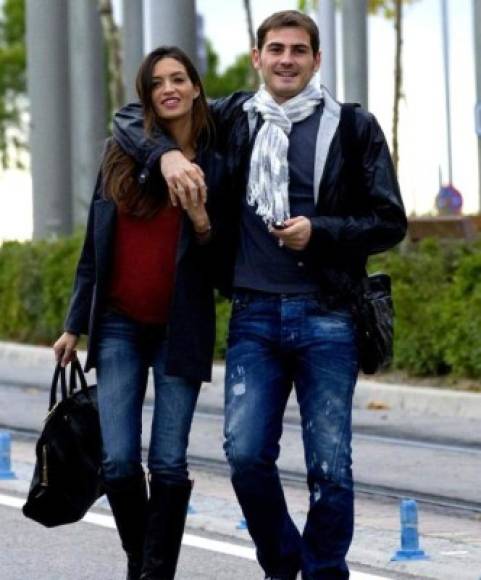Iker Casillas, leyenda del Real Madrid y campeón del mundo en 2010 con España, junto a su pareja Sara Carbonero han sido desplazados como las parejas del año en Portugal, por su propio compañero.