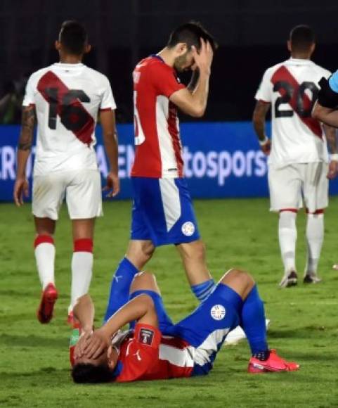 Los futbolistas paraguayos se lamentan tras el gol de Carrillo que certificó el 2-2.