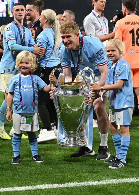 Kevin de Bruyne junto a sus hijos celebró la consagración en Europa.