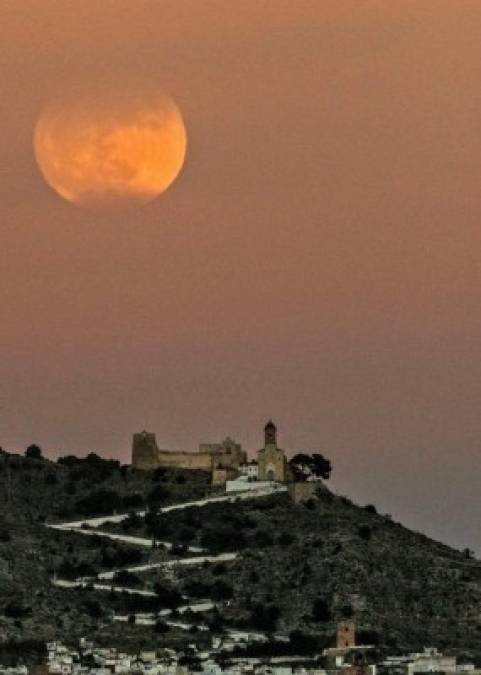 ESpaña. luna sobre cullera. Primera luna llena de 2018 en el punto de mayor acercamiento a la Tierra: el perigeo.