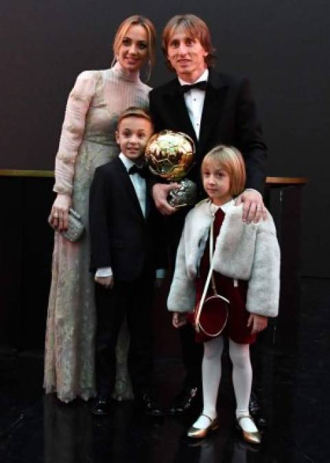Luka Modric posando con el Balón de Oro junto a su esposa Vanja Bosnic, y sus hijos Ivano y Ema.