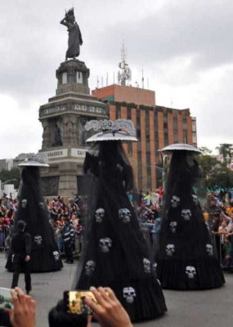 De acuerdo con el Gobierno capitalino, se espera que todas las actividades relacionadas con el Día de Muertos reciban en su conjunto alrededor de cuatro millones de visitantes.