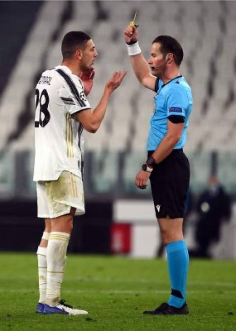 El árbitro le muestra la segunda tarjeta amarilla a Merih Demiral, que se fue expulsado y dejó con 10 hombres a la Juventus.