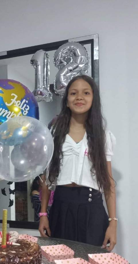 La preocupación se intensificó rápidamente. Familiares, vecinos y amigos se organizaron para buscarla por todo el barrio, recorriendo las calles en motos y carros, pero sin éxito. Al entrar en la casa de Sofía, encontraron el champú que había ido a buscar sobre la nevera, lo que confirmó las sospechas de que algo estaba muy mal.