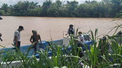 Las autoridades policiales han intensificado la búsqueda de los cuerpos de los 12 desaparecidos barra del río Ulúa en las playas de ese sector en Puerto Cortés.